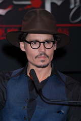 自分の歌声に赤面?! ジョニー・デップ来日会見!