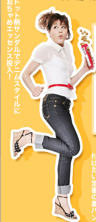 ドット柄サンダルでデニムスタイルにおちゃめエッセンス投入!